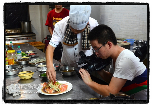 此次攝制組通過拍攝婺源代表名菜糊豆腐、粉蒸肉、荷包紅魚、賽鵝頸及地方小吃清明果、灰汁果、糯米子糕等來詮釋婺源美食經(jīng)典，展示婺源食文化，打造獨屬婺源的美食符號。