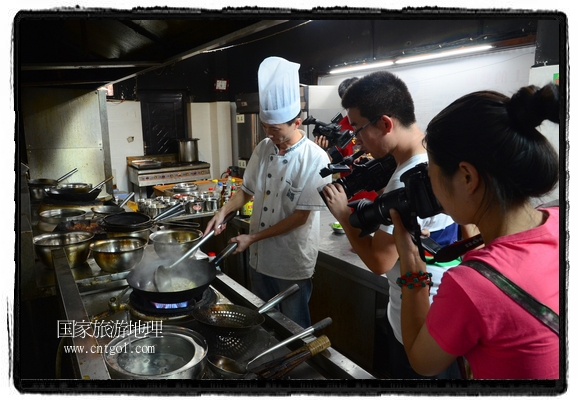 此次攝制組通過拍攝婺源代表名菜糊豆腐、粉蒸肉、荷包紅魚、賽鵝頸及地方小吃清明果、灰汁果、糯米子糕等來詮釋婺源美食經(jīng)典，展示婺源食文化，打造獨屬婺源的美食符號。