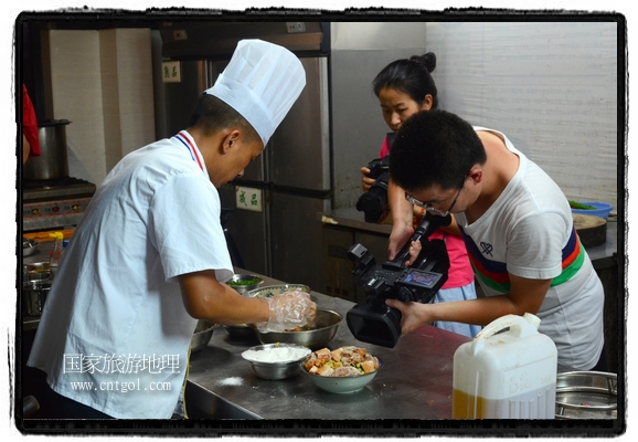 此次攝制組通過拍攝婺源代表名菜糊豆腐、粉蒸肉、荷包紅魚、賽鵝頸及地方小吃清明果、灰汁果、糯米子糕等來詮釋婺源美食經(jīng)典，展示婺源食文化，打造獨屬婺源的美食符號。