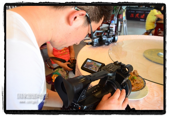 此次攝制組通過拍攝婺源代表名菜糊豆腐、粉蒸肉、荷包紅魚、賽鵝頸及地方小吃清明果、灰汁果、糯米子糕等來詮釋婺源美食經(jīng)典，展示婺源食文化，打造獨屬婺源的美食符號。