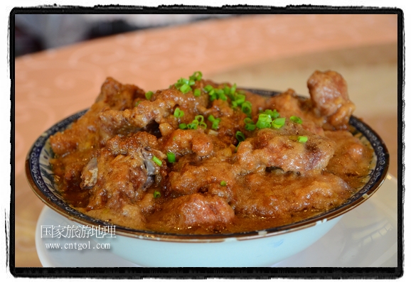 此次攝制組通過拍攝婺源代表名菜糊豆腐、粉蒸肉、荷包紅魚、賽鵝頸及地方小吃清明果、灰汁果、糯米子糕等來詮釋婺源美食經(jīng)典，展示婺源食文化，打造獨屬婺源的美食符號。