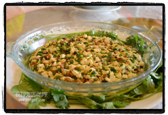 此次攝制組通過拍攝婺源代表名菜糊豆腐、粉蒸肉、荷包紅魚、賽鵝頸及地方小吃清明果、灰汁果、糯米子糕等來詮釋婺源美食經(jīng)典，展示婺源食文化，打造獨屬婺源的美食符號。