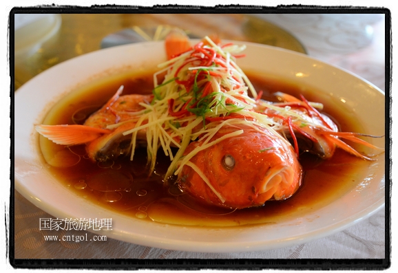 此次攝制組通過拍攝婺源代表名菜糊豆腐、粉蒸肉、荷包紅魚、賽鵝頸及地方小吃清明果、灰汁果、糯米子糕等來詮釋婺源美食經(jīng)典，展示婺源食文化，打造獨屬婺源的美食符號。