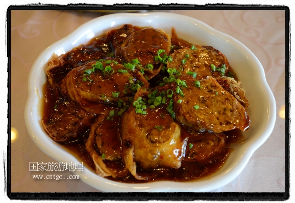 此次攝制組通過拍攝婺源代表名菜糊豆腐、粉蒸肉、荷包紅魚、賽鵝頸及地方小吃清明果、灰汁果、糯米子糕等來詮釋婺源美食經(jīng)典，展示婺源食文化，打造獨屬婺源的美食符號。