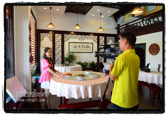 此次攝制組通過拍攝婺源代表名菜糊豆腐、粉蒸肉、荷包紅魚、賽鵝頸及地方小吃清明果、灰汁果、糯米子糕等來詮釋婺源美食經(jīng)典，展示婺源食文化，打造獨屬婺源的美食符號。