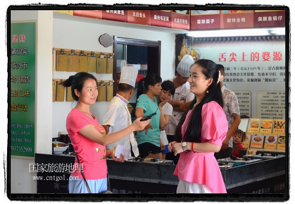 此次攝制組通過拍攝婺源代表名菜糊豆腐、粉蒸肉、荷包紅魚、賽鵝頸及地方小吃清明果、灰汁果、糯米子糕等來詮釋婺源美食經(jīng)典，展示婺源食文化，打造獨屬婺源的美食符號。