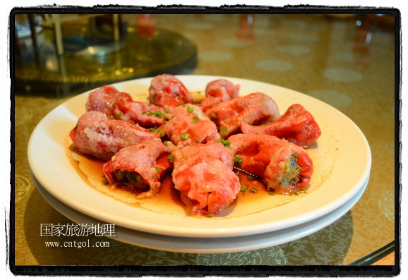 此次攝制組通過拍攝婺源代表名菜糊豆腐、粉蒸肉、荷包紅魚、賽鵝頸及地方小吃清明果、灰汁果、糯米子糕等來詮釋婺源美食經(jīng)典，展示婺源食文化，打造獨屬婺源的美食符號。