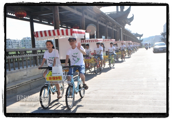 江西婺源:情侶騎行旅行過“七夕”