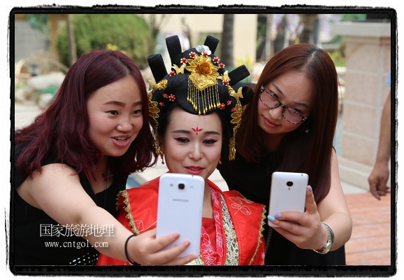 6月19日，端午節(jié)的前一天，甘肅平涼市崆峒區(qū)南山公園澳廈麗灣小區(qū)“邀請”唐朝被譽為四大美女之一的“楊貴妃”前來與市民見面，共度“端午佳節(jié)”。期間，“貴妃娘娘”由一名解說人員做向導，與小區(qū)居民一同游玩、賞景、互敬酒水、合影留念，并現場贈送大人小孩粽子、香包和糖果。