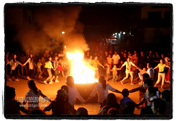 甘肅平?jīng)鍪嗅轻脊沛?zhèn)舉辦了篝火晚會，1000余名市民參與其中，大家載歌載舞，在歡快熱鬧的氣氛中為每一位父親送祝福。父親節(jié)（Father's Day），顧名思義是感恩父親的節(jié)日。約始于二十世紀初，起源于美國，現(xiàn)已廣泛流傳于世界各地，節(jié)日日期因地域而存在差異。