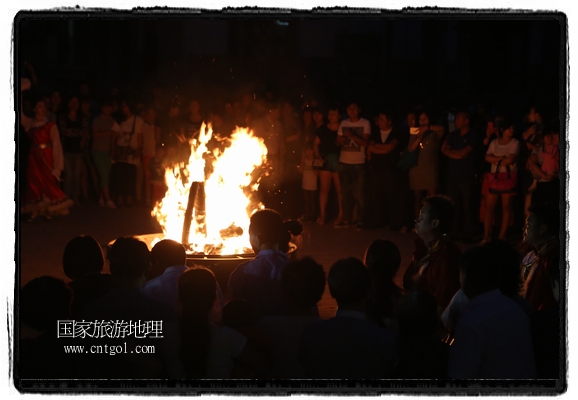 甘肅平?jīng)鍪嗅轻脊沛?zhèn)舉辦了篝火晚會，1000余名市民參與其中，大家載歌載舞，在歡快熱鬧的氣氛中為每一位父親送祝福。父親節(jié)（Father's Day），顧名思義是感恩父親的節(jié)日。約始于二十世紀初，起源于美國，現(xiàn)已廣泛流傳于世界各地，節(jié)日日期因地域而存在差異。