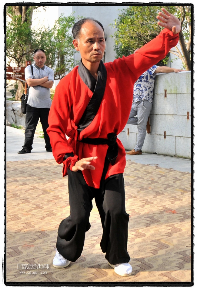 6月20日，小朋友們和中國武術愛好者們在江西省婺源縣熹園景區(qū)表演中國傳統(tǒng)的中國武術功夫，吸引許多游人前來駐足觀看。當日是中國傳統(tǒng)的端午節(jié)，江西省婺源縣的中國武術愛好者們通過表演中國武術功夫，打太極，表演了少林棍、硬氣功、自選拳等少林寺功夫，讓孩子們從小學習中國武術，傳承中國武德，感受先人過端午的氛圍。