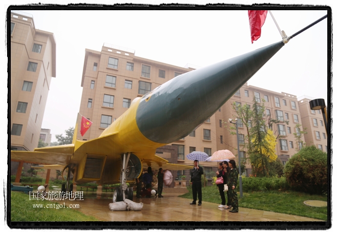 小區(qū)突然出現(xiàn)“飛機(jī)坦克”，其中殲15艦載戰(zhàn)斗機(jī)一架、99式主戰(zhàn)坦克一輛、武直-10武裝直升機(jī)一架，吸引了眾多市民雨中圍觀、合影。