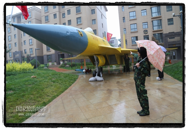 小區(qū)突然出現(xiàn)“飛機(jī)坦克”，其中殲15艦載戰(zhàn)斗機(jī)一架、99式主戰(zhàn)坦克一輛、武直-10武裝直升機(jī)一架，吸引了眾多市民雨中圍觀、合影。