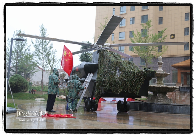 小區(qū)突然出現(xiàn)“飛機(jī)坦克”，其中殲15艦載戰(zhàn)斗機(jī)一架、99式主戰(zhàn)坦克一輛、武直-10武裝直升機(jī)一架，吸引了眾多市民雨中圍觀、合影。