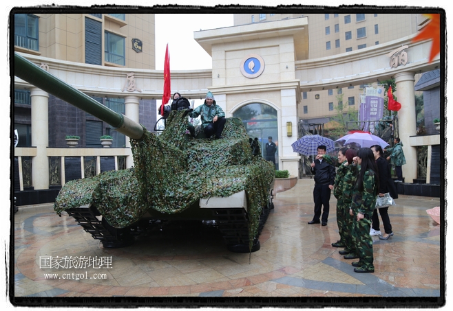 小區(qū)突然出現(xiàn)“飛機(jī)坦克”，其中殲15艦載戰(zhàn)斗機(jī)一架、99式主戰(zhàn)坦克一輛、武直-10武裝直升機(jī)一架，吸引了眾多市民雨中圍觀、合影。