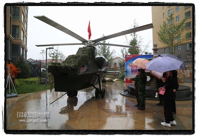 小區(qū)突然出現(xiàn)“飛機(jī)坦克”，其中殲15艦載戰(zhàn)斗機(jī)一架、99式主戰(zhàn)坦克一輛、武直-10武裝直升機(jī)一架，吸引了眾多市民雨中圍觀、合影。