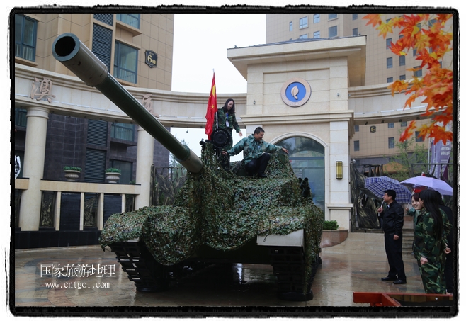 小區(qū)突然出現(xiàn)“飛機(jī)坦克”，其中殲15艦載戰(zhàn)斗機(jī)一架、99式主戰(zhàn)坦克一輛、武直-10武裝直升機(jī)一架，吸引了眾多市民雨中圍觀、合影。