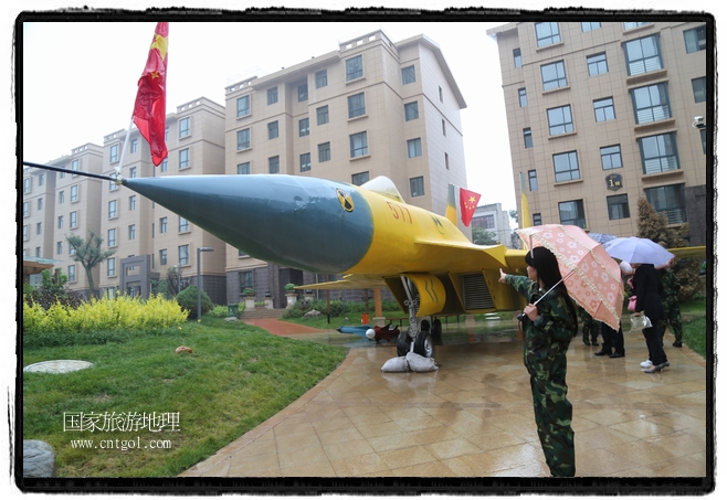 小區(qū)突然出現(xiàn)“飛機(jī)坦克”，其中殲15艦載戰(zhàn)斗機(jī)一架、99式主戰(zhàn)坦克一輛、武直-10武裝直升機(jī)一架，吸引了眾多市民雨中圍觀、合影。