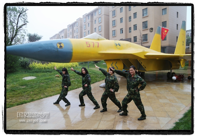 小區(qū)突然出現(xiàn)“飛機(jī)坦克”，其中殲15艦載戰(zhàn)斗機(jī)一架、99式主戰(zhàn)坦克一輛、武直-10武裝直升機(jī)一架，吸引了眾多市民雨中圍觀、合影。