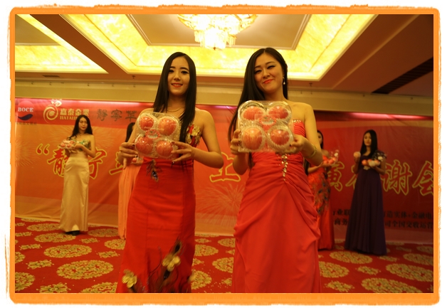 甘肅平涼：妙齡妹子表演T臺秀 不秀身材秀“金果”（圖）