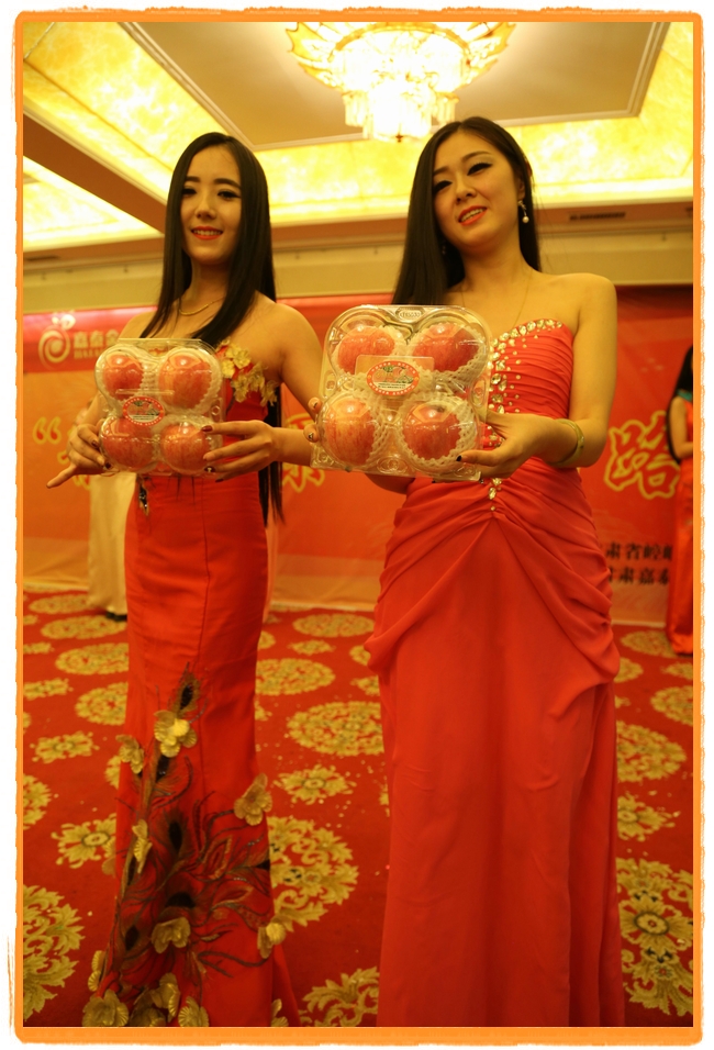 甘肅平涼：妙齡妹子表演T臺秀 不秀身材秀“金果”（圖）