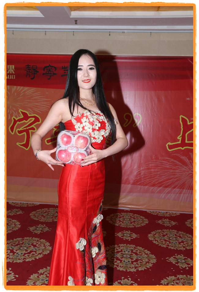 甘肅平涼：妙齡妹子表演T臺秀 不秀身材秀“金果”（圖）