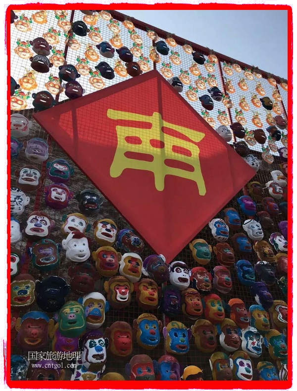 中國(guó)規(guī)模最大的猴面具彩繪在南潯古鎮(zhèn)展示。猴子真是今年最紅的動(dòng)物。 