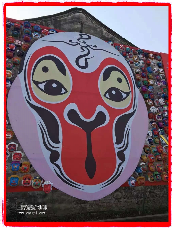中國(guó)規(guī)模最大的猴面具彩繪在南潯古鎮(zhèn)展示。猴子真是今年最紅的動(dòng)物。 