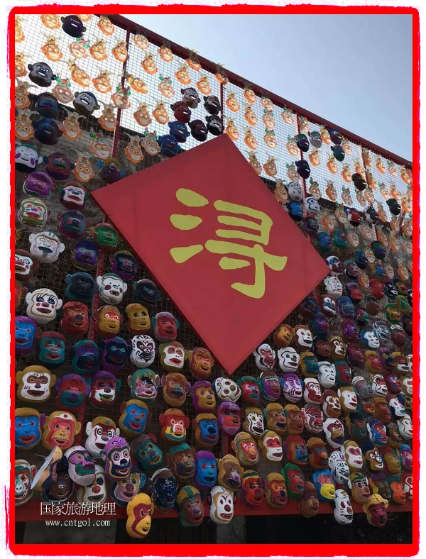 中國(guó)規(guī)模最大的猴面具彩繪在南潯古鎮(zhèn)展示。猴子真是今年最紅的動(dòng)物。 