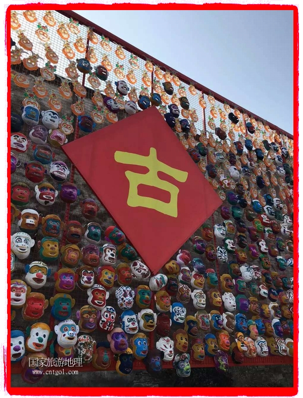 中國(guó)規(guī)模最大的猴面具彩繪在南潯古鎮(zhèn)展示。猴子真是今年最紅的動(dòng)物。 