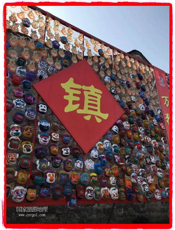 中國(guó)規(guī)模最大的猴面具彩繪在南潯古鎮(zhèn)展示。猴子真是今年最紅的動(dòng)物。 