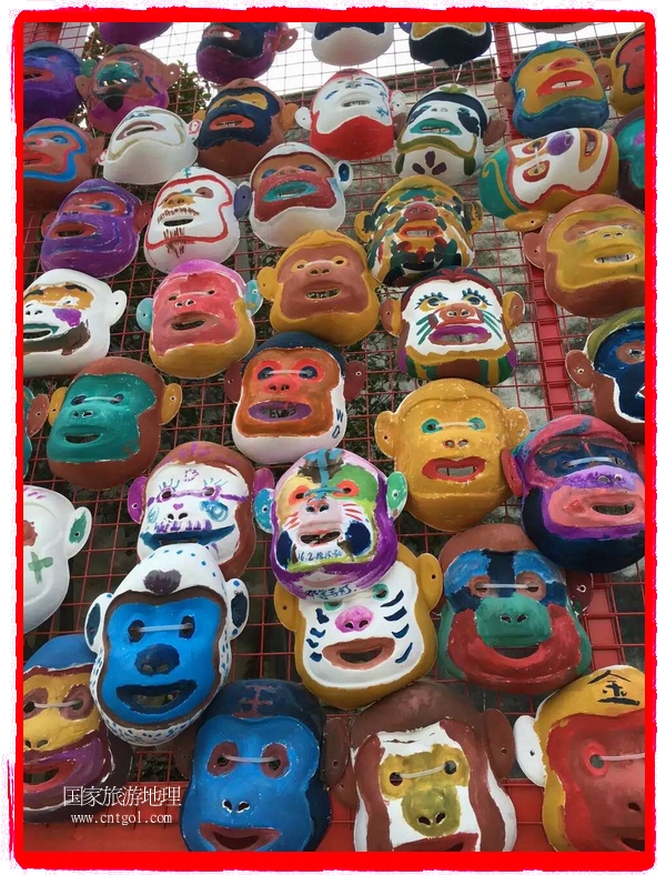 中國(guó)規(guī)模最大的猴面具彩繪在南潯古鎮(zhèn)展示。猴子真是今年最紅的動(dòng)物。 