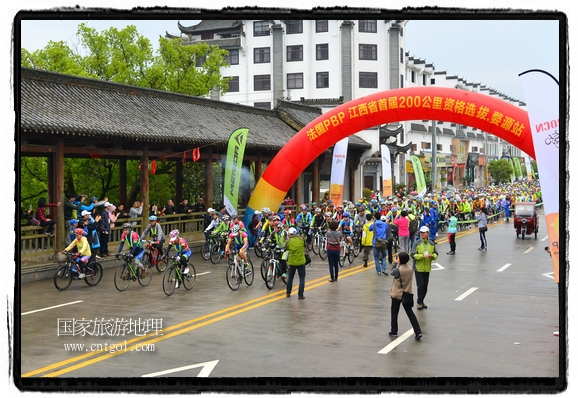 來(lái)自江西、安徽、浙江、福建等省市近千名選手參加了比賽，婺源賽道沿途的秀美風(fēng)光和徽派古村落，給參賽選手留下美好的印象。
