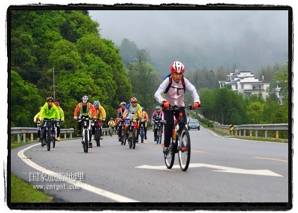 來(lái)自江西、安徽、浙江、福建等省市近千名選手參加了比賽，婺源賽道沿途的秀美風(fēng)光和徽派古村落，給參賽選手留下美好的印象。