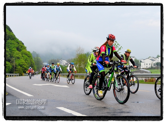 來(lái)自江西、安徽、浙江、福建等省市近千名選手參加了比賽，婺源賽道沿途的秀美風(fēng)光和徽派古村落，給參賽選手留下美好的印象。