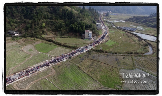 1700桌合攏宴，總長3.7公里，10380人同桌就餐，創(chuàng)歷史之最