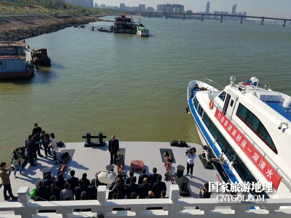 江西開(kāi)展呵護(hù)一湖清水，嚴(yán)厲打擊非法采砂行動(dòng)（圖）